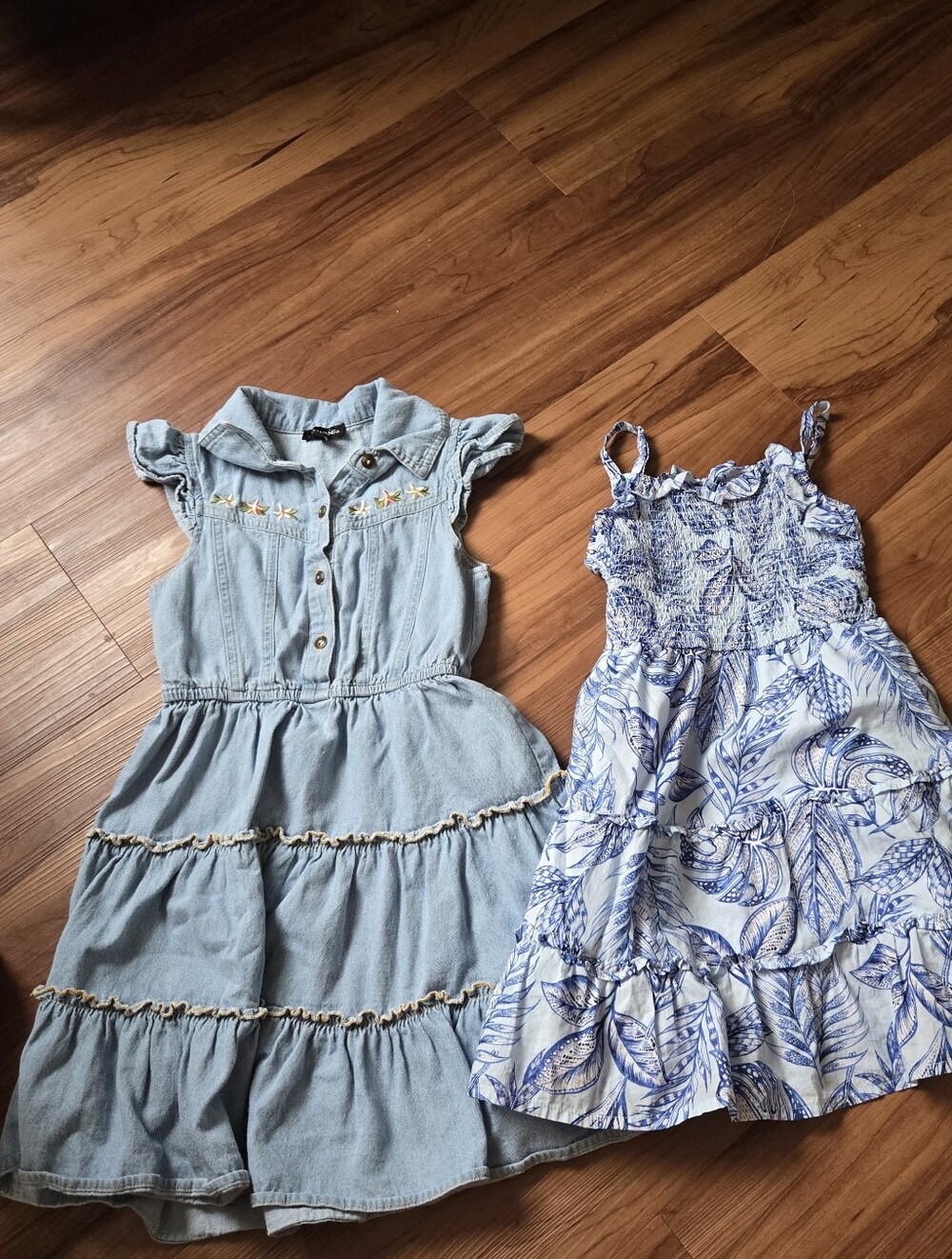 EUC set of 2 tiered girls 5 dressed Light blue & Light wash denim Embroidered